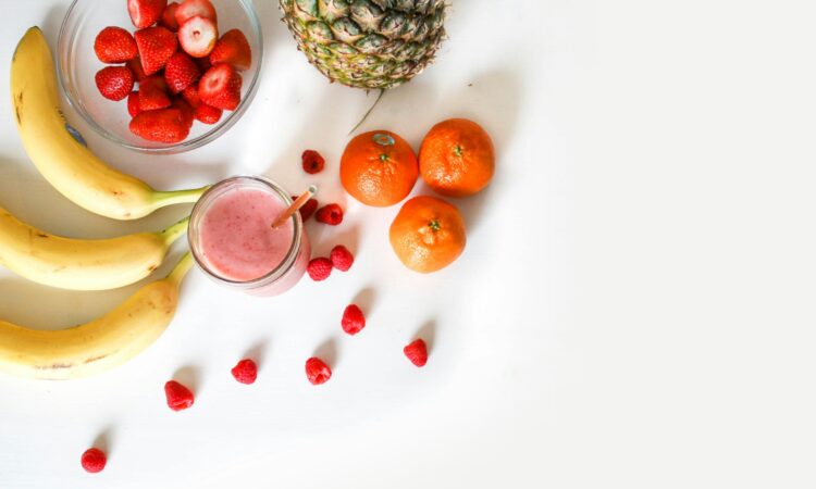 un smoothie et des fruits frais