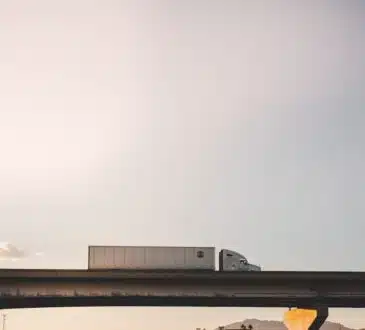 un camion sur un pont